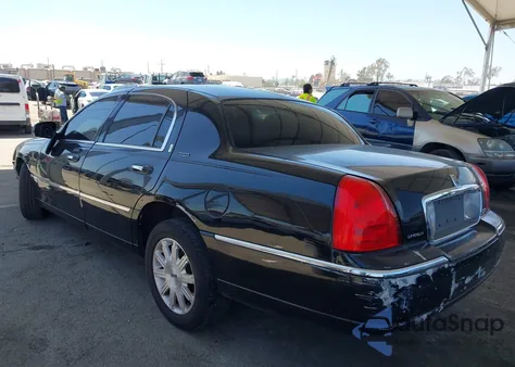 2011 Lincoln Town Car Signature Limited z USA, uszkodzony, nr VIN 2LNBL8CV1BX765272